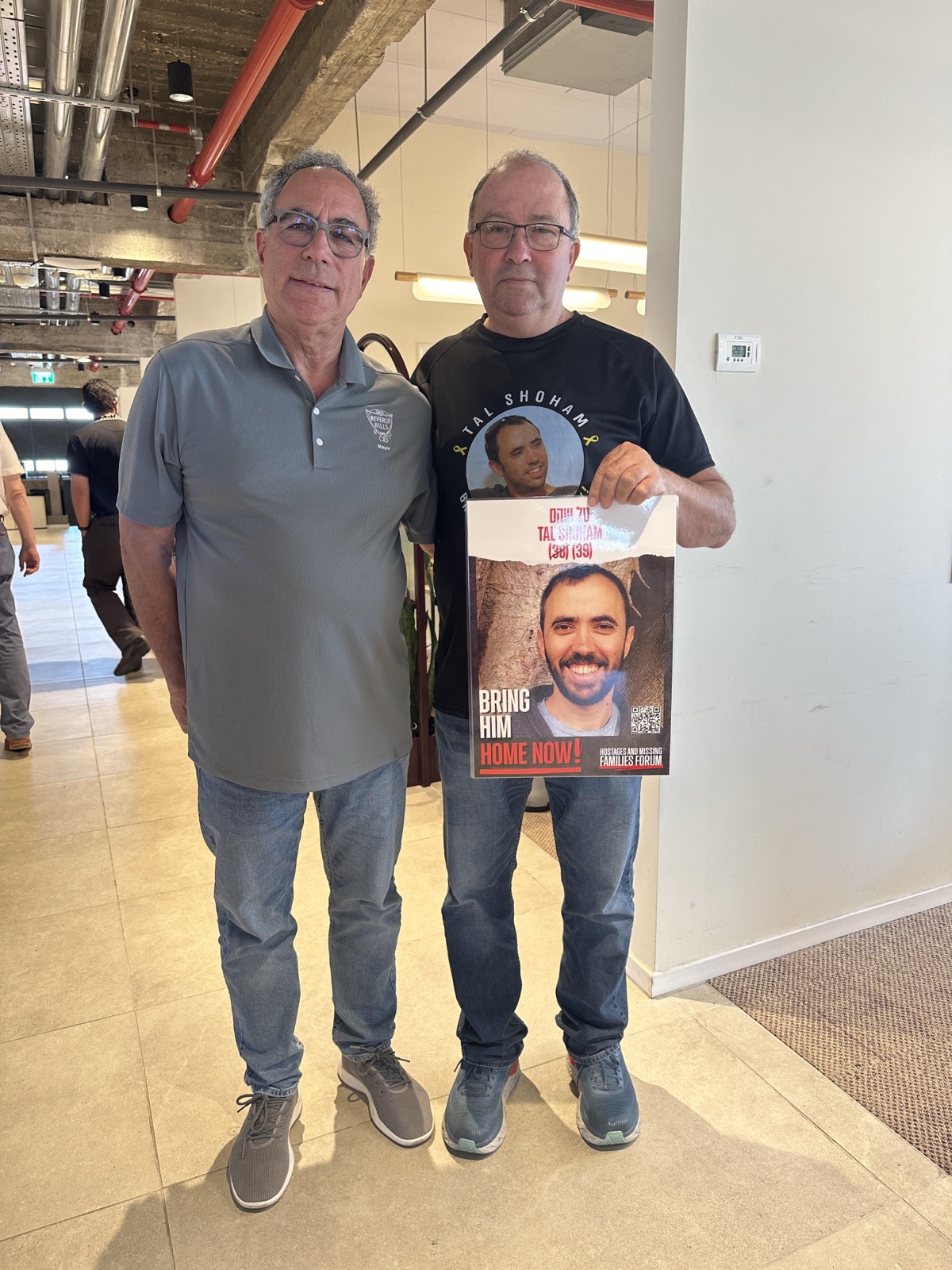 Lester Friedman standing with the Shoham family, advocating for October 7th hostages